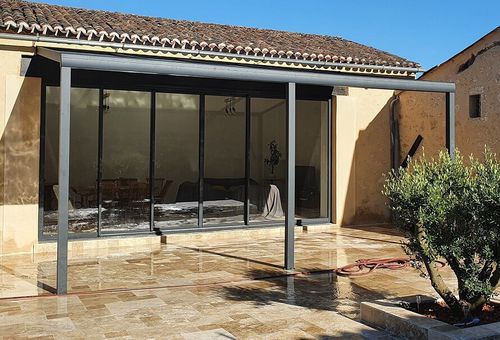 Pérgola apoiada em parede - USINE-ONLINE - em alumínio extrudado / com cobertura de painel sanduíche / com cobertura inclinada