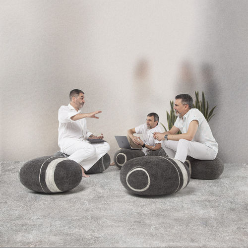 Puff contemporâneo - THE CONFERENCE SET - Katsu Stones - de lã / redondo / feito à mão