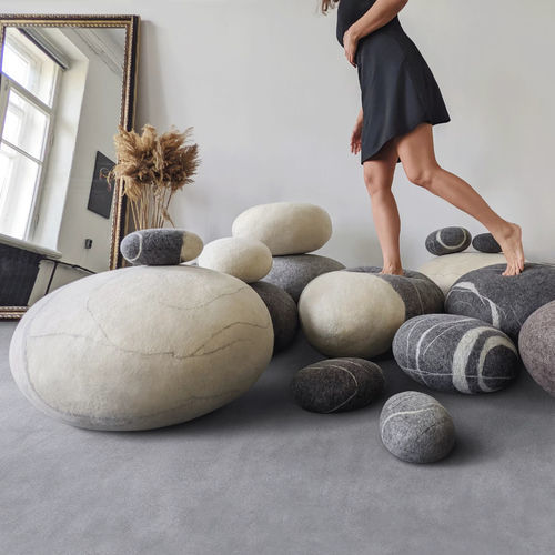 Puff contemporâneo - SET NOW - Katsu Stones - de lã / redondo / feito à mão
