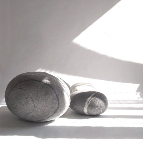 Puff contemporâneo - SUNSET - Katsu Stones - de lã / redondo / feito à mão
