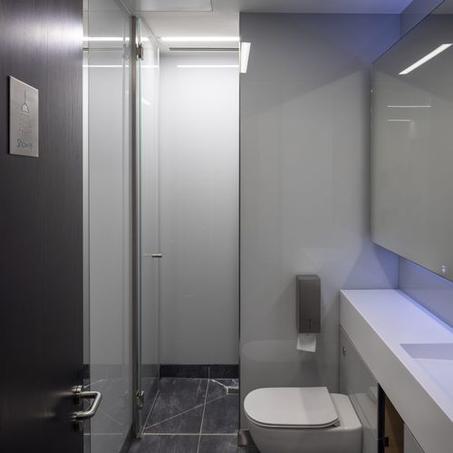 Divisória sanitária em vidro - Specialist Joinery Group - para banheiro / para edifício de uso público / resistente à umidade