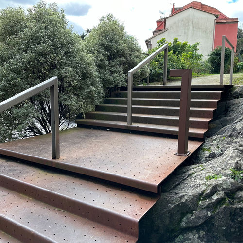 Poste balizador de iluminação para espaços públicos - TOURO - IDELNOR - contemporâneo / em aço galvanizado / em aço termolacado