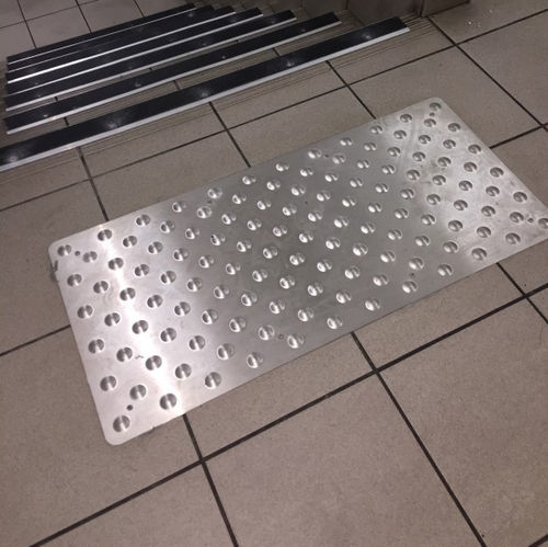 Piso tátil em inox escovado - BEVALUGR    - ADESOL - em alumínio
