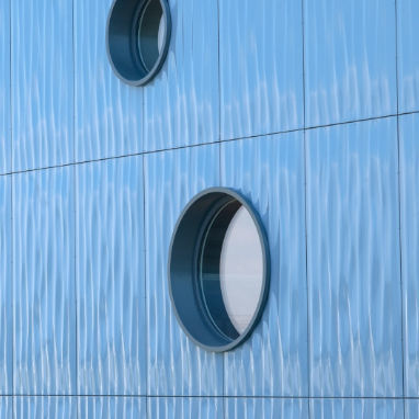 Revestimento de fachada em painéis - Waterwave curtain - Fielitz - em alumínio / em aço / em cobre