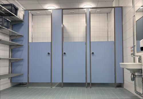 Divisória para banheiro em HPL - LTT KINDERGARTEN - Eltete Oy - em laminado de alta pressão