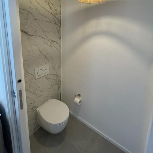 Vaso sanitário suspenso - IKTO Design - em cerâmica / da linha residencial / oval