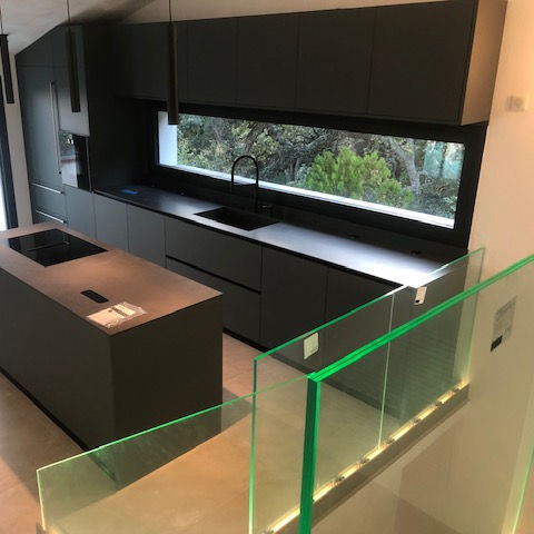 Guarda-corpo em vidro - Infiniglass - do tipo balaustrada / para ambiente interno / para mezanino