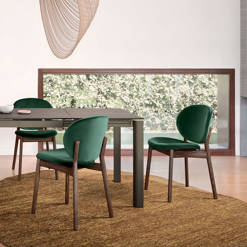 Cadeira contemporânea - inès - calligaris - para ambiente interno / em couro / com base em madeira maciça