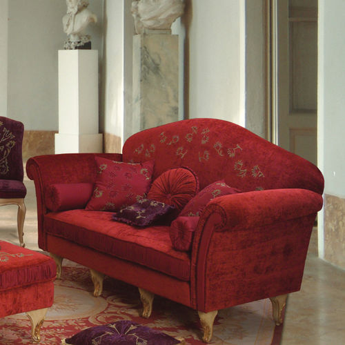Sofá de estilo - VICTORY GIORNO - DANIELA LUCATO complementi d'arredo - em veludo / vermelho / de 2 lugares