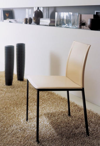 Cadeira contemporânea - GALIZIA - INGENIA CASA - para ambiente interno / em couro / com base metálica laqueada