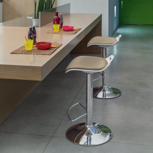 Banqueta contemporânea - TED - INGENIA CASA - em polipropileno / com base em metal cromado / giratória