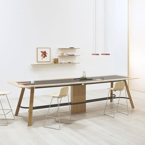 Mesa de reunião contemporânea - METRONOME™ TRESTLE - Nienkamper - com folheado de madeira / em laminado / com base metálica