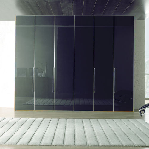 Guarda-roupa contemporâneo - GLASS - CARRE furniture - em madeira laqueada / com portas de correr / com espelho