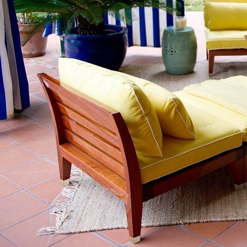 Poltrona baixa contemporânea - C'est la vie - Unopiù - em tecido / em mogno / com almofada removível