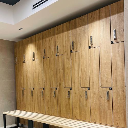 Armário de vestiário em laminado melamínico - PEOPLE : porte L avec banc  - GEKIPS - em madeira / com código / da linha comercial