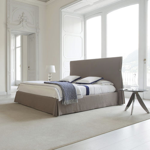 Cama de casal - SORBONNE - BERTO - contemporânea / com cabeceira estofada / com box baú