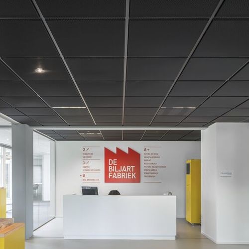Forro de tela metálica - Luxalon® Tiles Stretch - Hunter Douglas Architectural - em placas / para escritório / para entrada