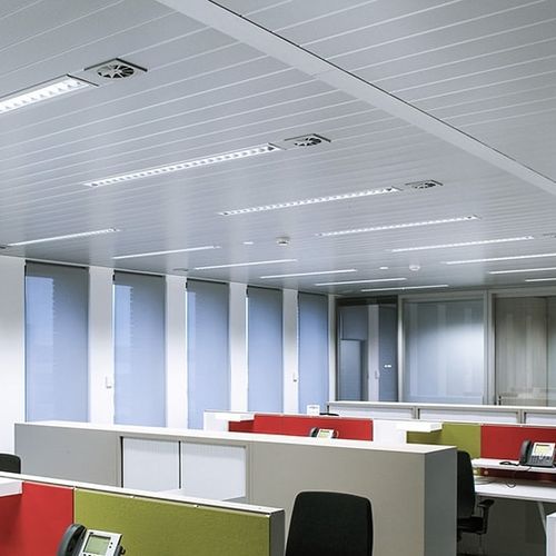 Forro metálico - Luxalon® 84C - Hunter Douglas Architectural - em painéis / para escritório / para ambiente interno