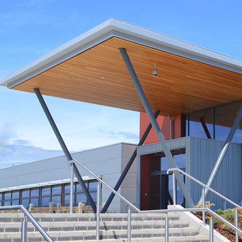 Forro em madeira maciça - Derako&reg; Solid Wood Linear Exterior - Hunter Douglas Architectural - em réguas / para entrada / para área externa