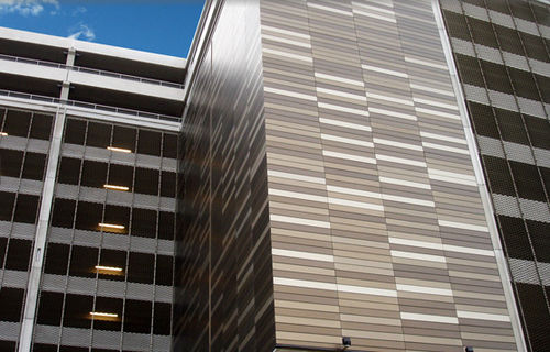 Revestimento de fachada em réguas - MEDIA CITY - James & Taylor - em alumínio / refletivo