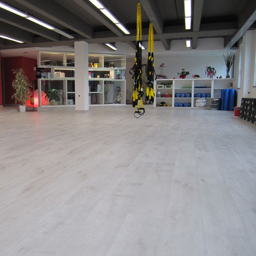 Piso laminado em madeira - ROVERE ALASKA - SKEMA - colado / efeito de madeira / da linha residencial