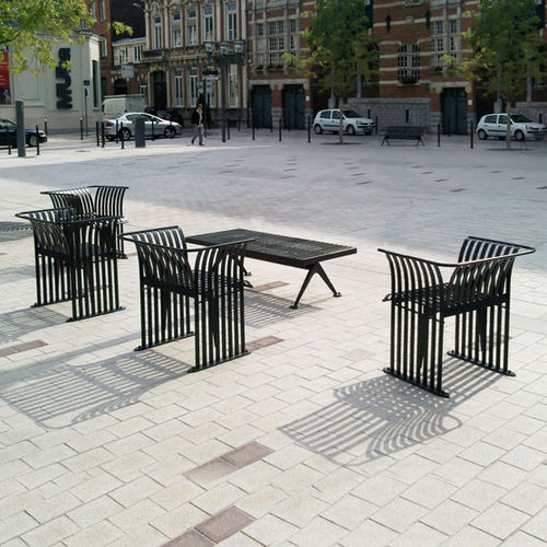 Conjunto de mesa e cadeiras contemporâneo - MADÈRE - AREA - metálico / para espaço público