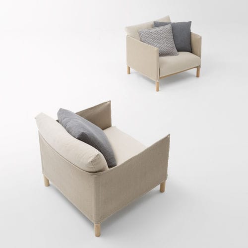 Poltrona contemporânea - VESPUCCI - PAOLA LENTI - em tecido / em madeira / em fibra de poliéster
