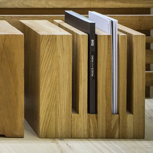 Porta-revistas contemporâneo - Itlas - da linha residencial / em madeira maciça