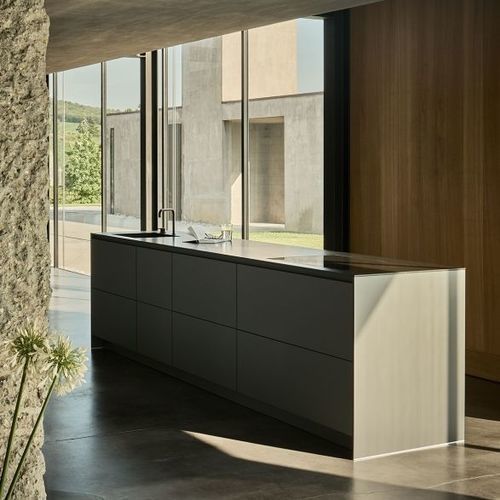 Cozinha contemporânea - +SEGMENTO - POGGENPOHL - em madeira / com ilha / sem puxadores