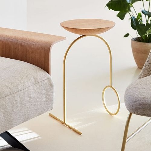 Mesa lateral de design minimalista - GIRO - Viccarbe - em carvalho / com base metálica / redonda