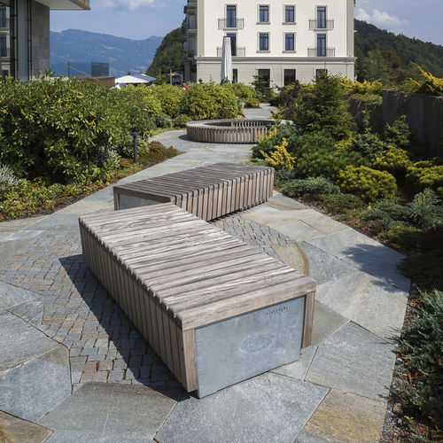 Banco para espaço público contemporâneo - SOLID SKIRT BLOCK - Streetlife - em madeira / em aço galvanizado / em aço termolacado