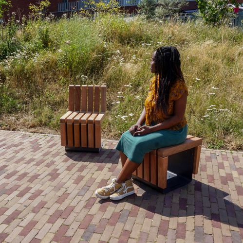Cadeira contemporânea - Solid Skirt Cubes - Streetlife - para ambiente externo / em madeira / com base em aço termolacado
