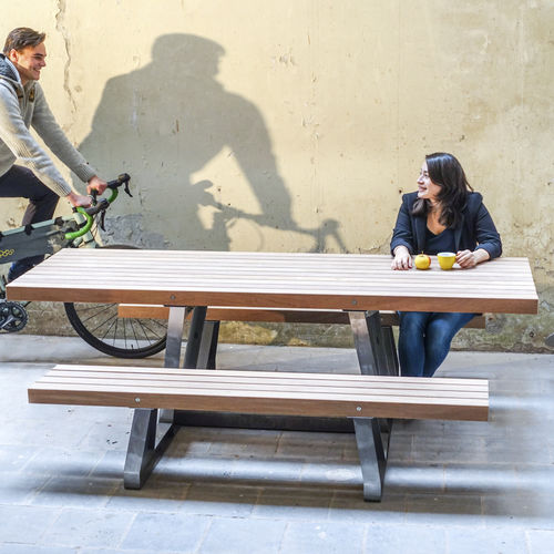 Mesa de piquenique contemporânea - SOLID INDUSTRY - Streetlife - em madeira / com base em aço galvanizado / com base em aço termolacado