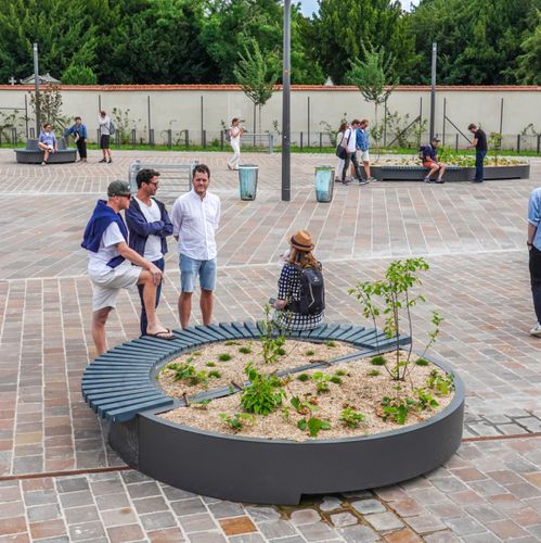 Banco para espaço público contemporâneo - SOLID MOBILE GREEN ISLES ROUND - Streetlife - em madeira de lei / sem encosto / sem braços