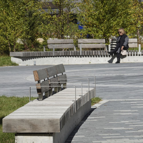 Banco para espaço público contemporâneo - ROUGH&READY LINEAR TOP - Streetlife - em madeira de lei / em material compósito / com encosto