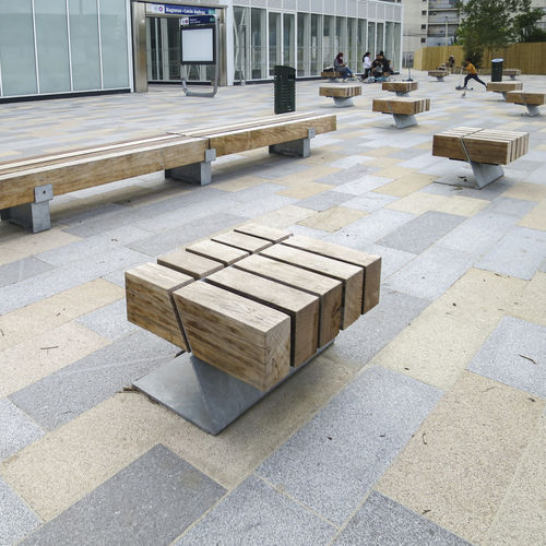 Banqueta contemporânea - HEAVY-HEAVY BLOCK  - Streetlife - em madeira de lei / com base em aço galvanizado / para espaço público