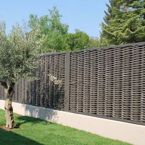 Cerca em painéis - WOODSCAPE  - FOREST AVENUE - para jardim / metálica / em polietileno