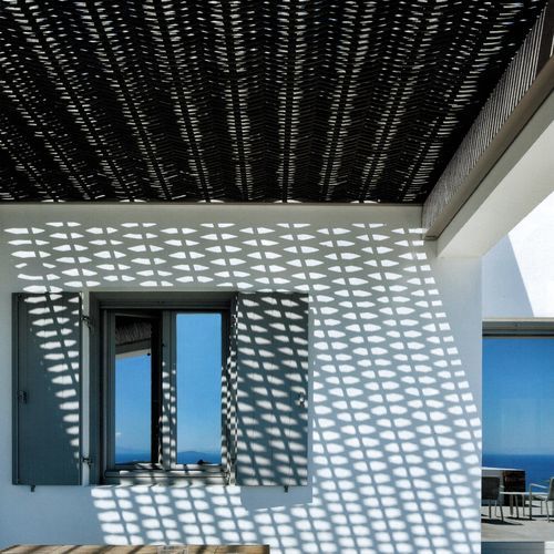Pérgola apoiada em parede - FOREST AVENUE - em fibra sintética / metálica / com lâminas quebra-sol
