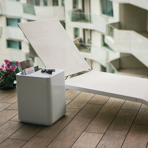 Mesa lateral contemporânea - DADO - SERRALUNGA - em polietileno de baixa densidade (PEBD) / com base em polietileno / quadrada