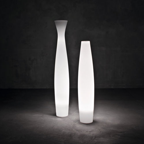 Vaso de jardim em polietileno de baixa densidade (PEBD) - SCARLETT  - SERRALUNGA - com iluminação / de Christophe Pillet / da linha residencial