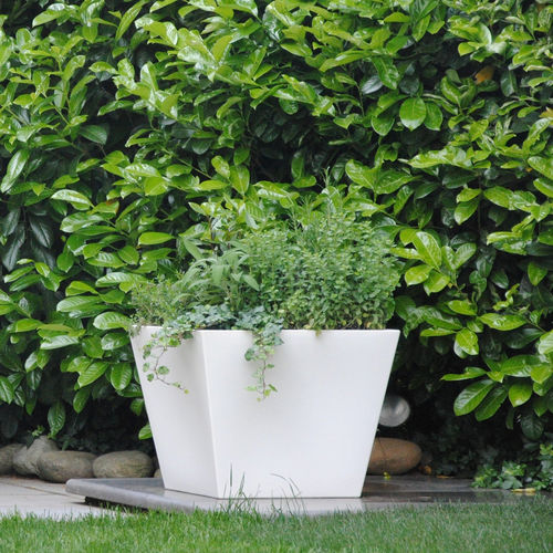 Vaso de jardim em polietileno de baixa densidade (PEBD) - KABIN  - SERRALUNGA - de Luisa Bocchietto / da linha residencial / branco