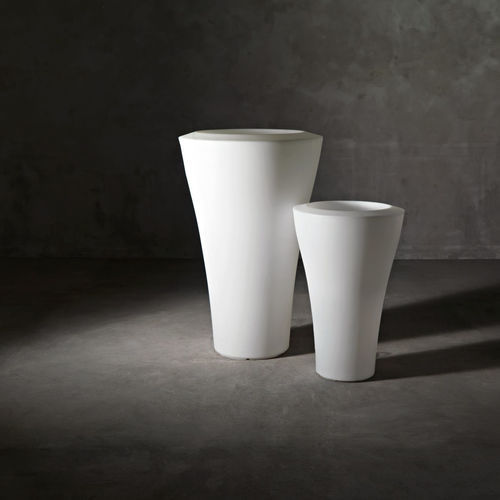 Vaso de jardim em polietileno de baixa densidade (PEBD) - MING HIGH - SERRALUNGA - cônico / de Rodolfo Dordoni / da linha residencial
