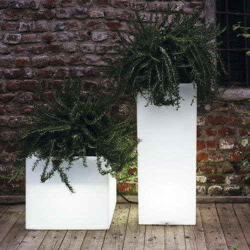 Vaso de jardim em polietileno de baixa densidade (PEBD) - CUBOTTI ALTO  - SERRALUNGA - de parede / com iluminação / da linha residencial