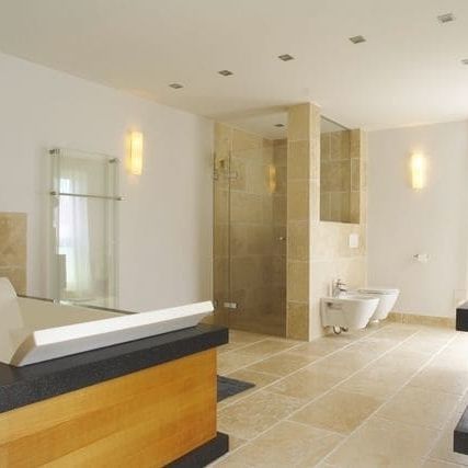 Banheiro contemporâneo - RAUVISIO - Rehau - em vidro / pré-fabricado / sob medida