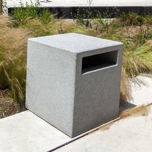 Lixeira em polietileno - PEDRETA - Escofet - em aço inoxidável / em concreto / para ambiente externo
