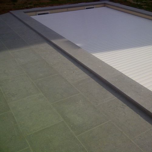 Borda de piscina em pedra calcária - Lagos Blue coping - LUSOROCHAS NATURAL STONE - antiderrapante