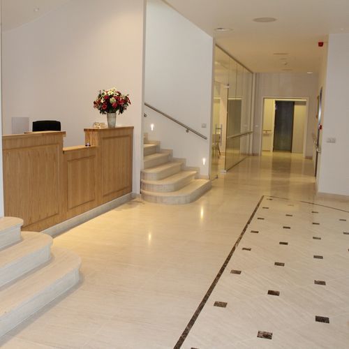Placas de revestimento em pedra calcária - Moca Creme - LUSOROCHAS NATURAL STONE - brilhante / para ambiente interno / de piso