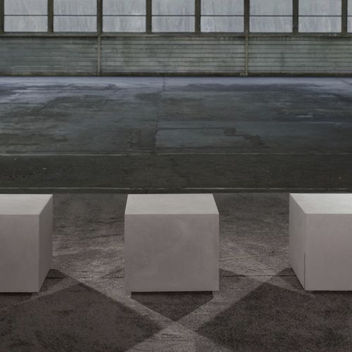 Mesa de centro contemporânea - CUBO - TRISS - em concreto / quadrada / com rodízios