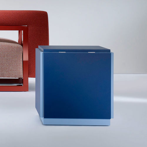 Mesa lateral contemporânea - K10N - Tecta - em madeira / com base em madeira / cúbica
