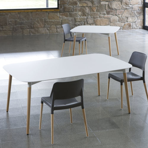 Mesa contemporânea - BELLOCH - Santa & Cole - em laminado / com base metálica / com base em faia